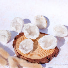 Load image into Gallery viewer, Quartz Geode