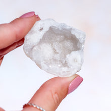 Load image into Gallery viewer, Quartz Geode