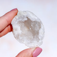 Load image into Gallery viewer, Quartz Geode