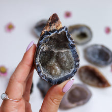 Load image into Gallery viewer, Agate Half Geode