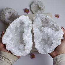 Load image into Gallery viewer, XL Quartz Geode