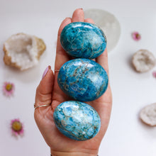 Load image into Gallery viewer, Apatite Palm Stone