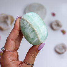 Load image into Gallery viewer, Kiwi Calcite Palm Stone