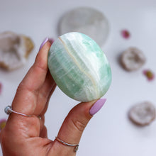 Load image into Gallery viewer, Kiwi Calcite Palm Stone