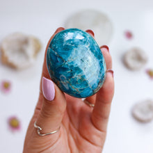 Load image into Gallery viewer, Apatite Palm Stone