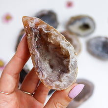 Load image into Gallery viewer, Agate Half Geode