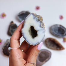 Load image into Gallery viewer, Agate Half Geode
