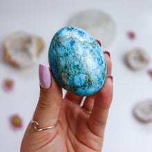 Load image into Gallery viewer, Apatite Palm Stone